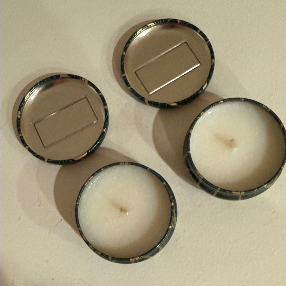 Voluspa Noble Fir Garland Candle Duo - Green and Gold - Picture 3 of 4
